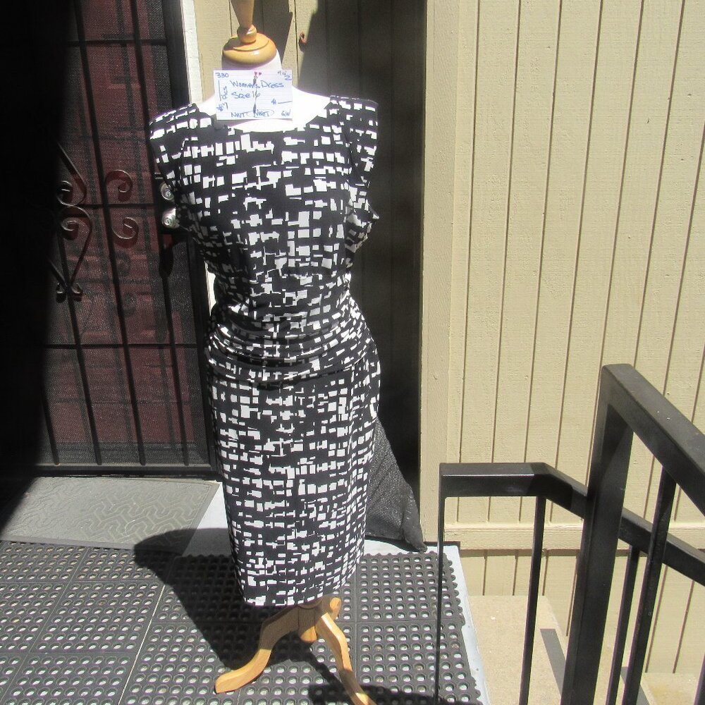 #330  NEW WOMEN'S BLACK & WHITE GEOMETRIC DESIGN DRESS BY NINE WEST  (SIZE 16)